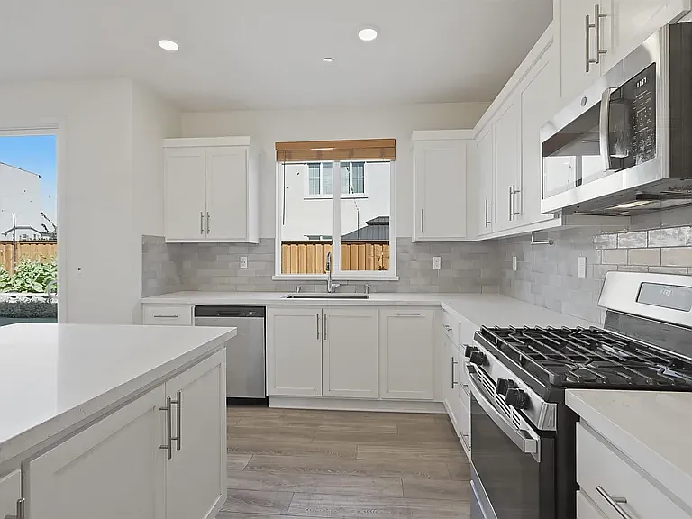 464 Coolcrest Dr — Photo 5