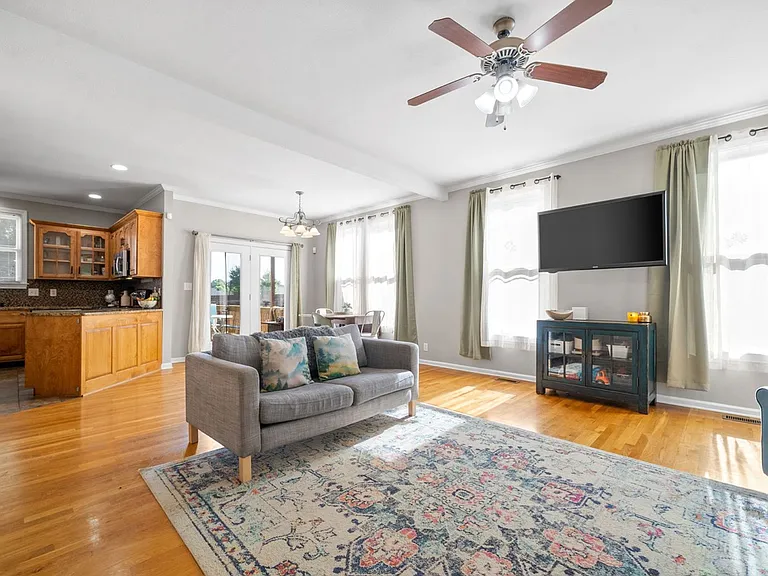 2200 Fairfax Dr — Photo 6