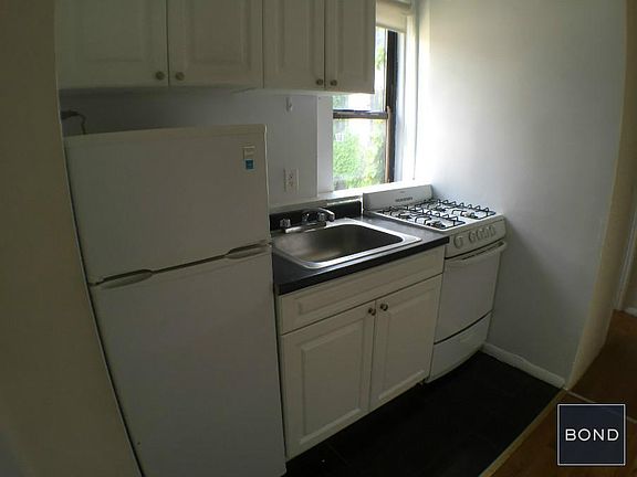 3rd image of 412 W 49th St APT 4RE