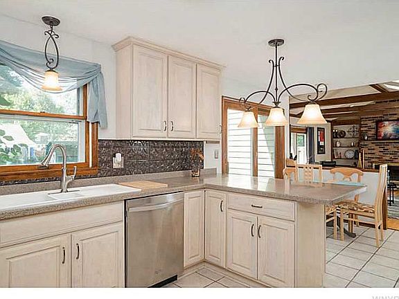 5th image of 127 Woodshire N