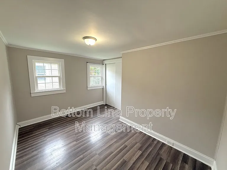 1429 W Horah St — Photo 9
