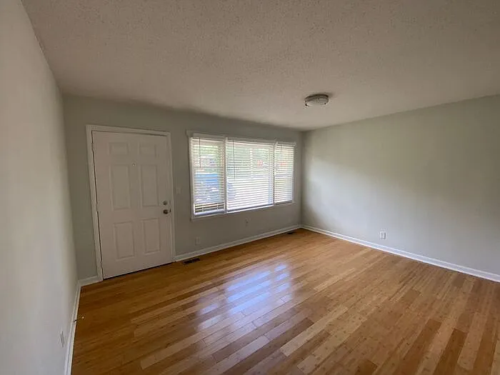 512 Clift Dr — Photo 3