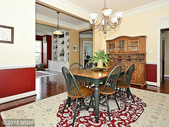 9 ft ceilings, crown molding, upgraded lighting!