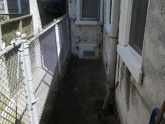 4th image of 3562 New Queen St