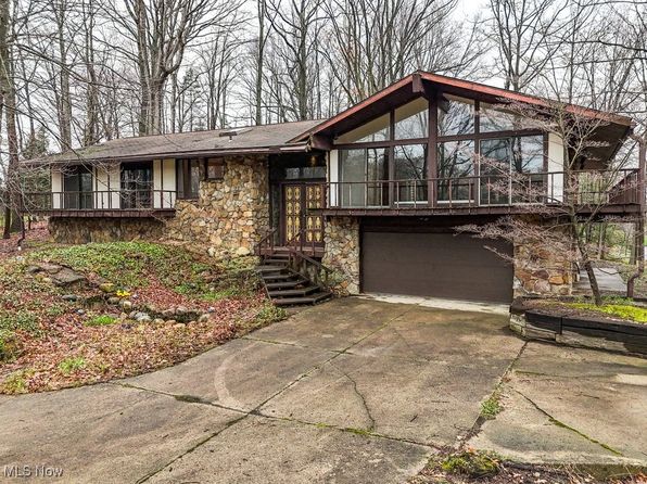 1379 Mockingbird Dr, Kent, OH 44240