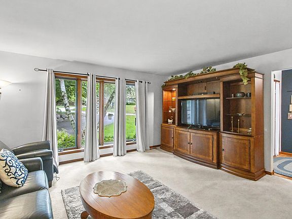 3rd image of 860 Iroquois Cir