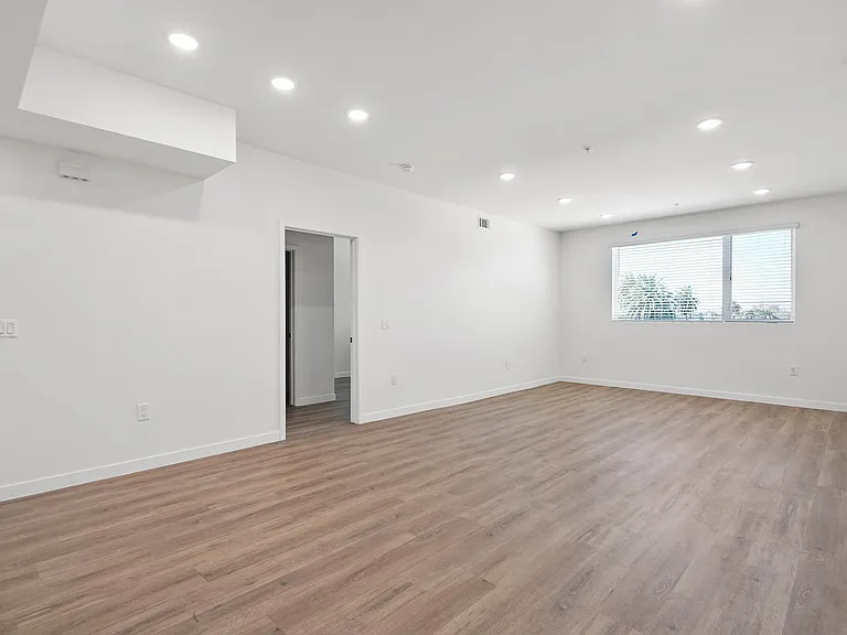 14541 Gilmore St Apartments — Photo 32