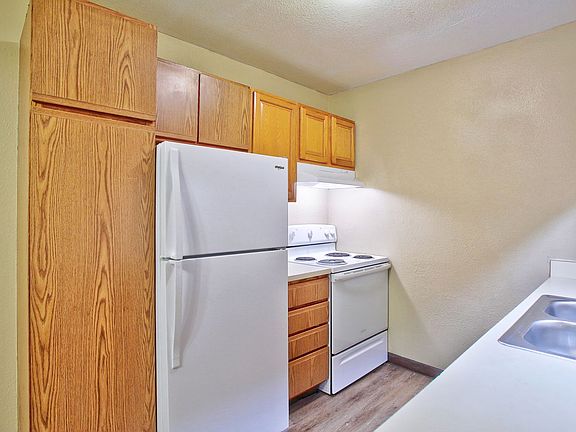 4th image of 419 Stratford Way #4