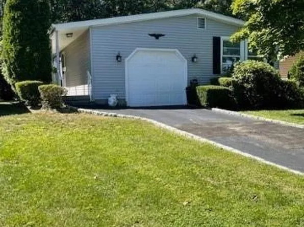 57 W Village Circle #57, Manorville, NY 11949