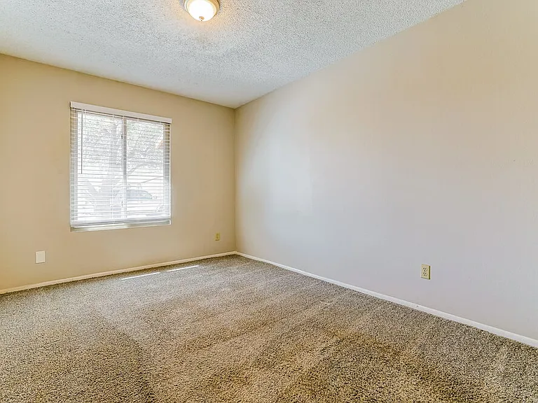 562 W Highland St — Photo 14