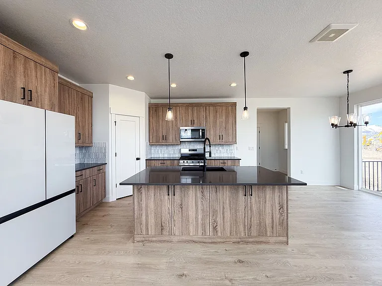 1482 W Russo Dr — Photo 3