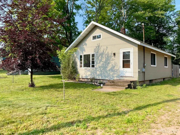 1705 Woodland Ave, Marquette, MI 49855