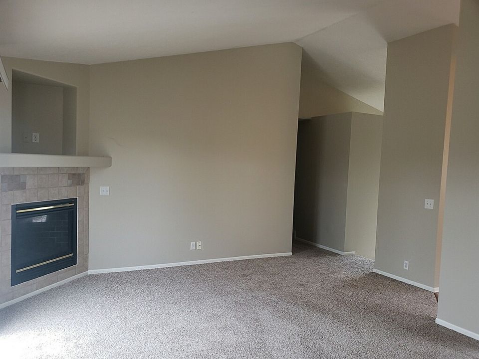 Large living area w/fireplac