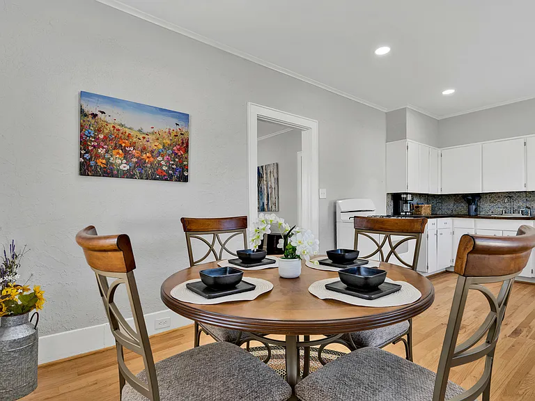 1003 W Cypress Ave — Photo 8