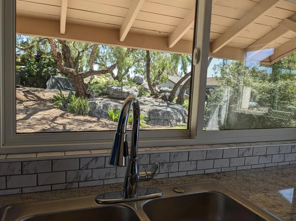 1625 Thibodo Rd, Vista, CA 92081