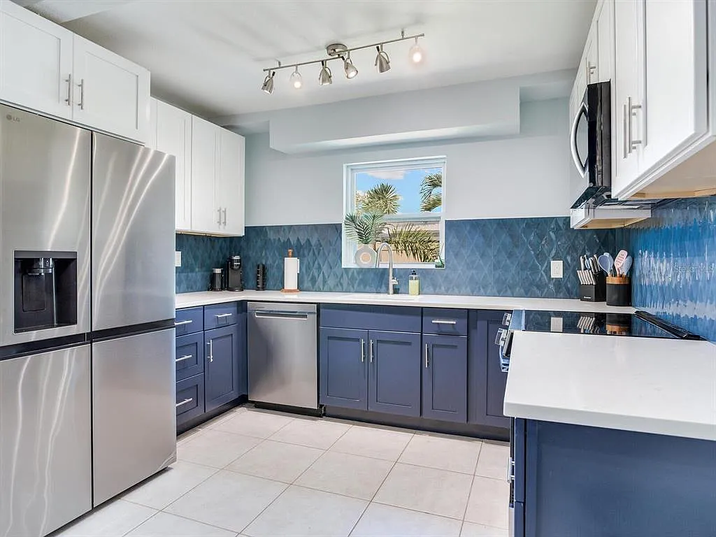 3 bed, 2.0 bath, 1032 sqft, $5,200 — Photo 4