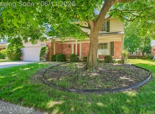 5950 Diamond Dr, Troy, MI 48085
