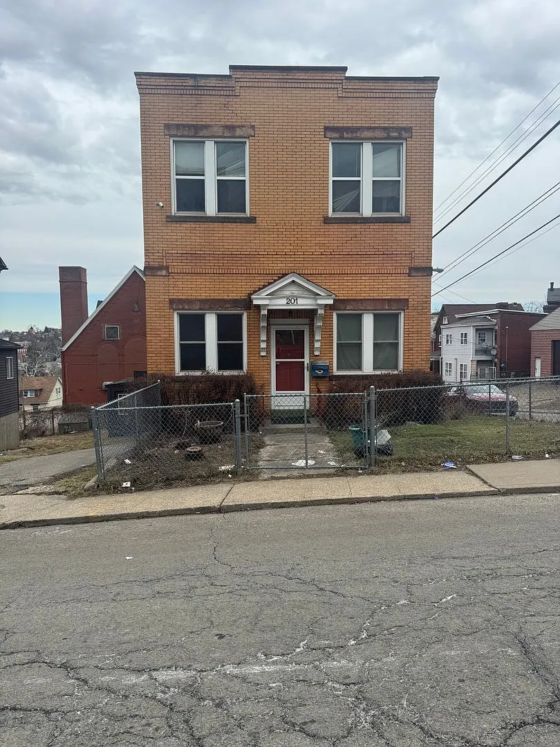 201 Moore Ave photo 1