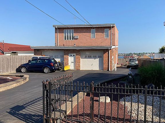 4th image of 2590 Schurz Ave