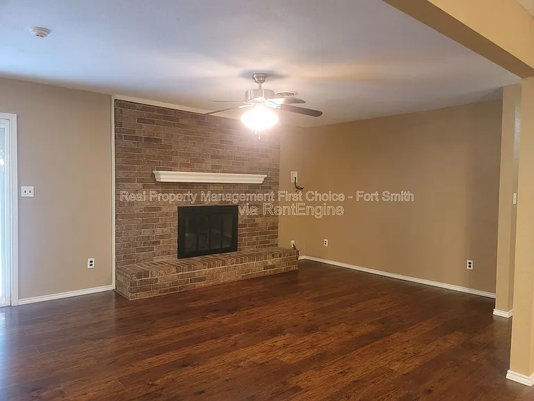 306 Elfen Glen St — Photo 3