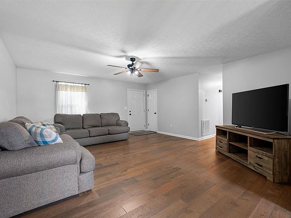4th image of 100 Ayers Ln