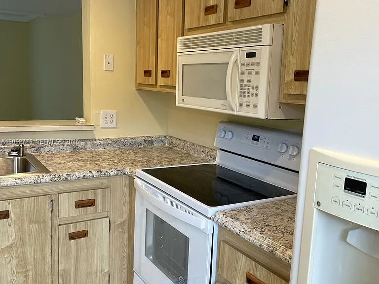 81 SW 3rd St #81 — Photo 11