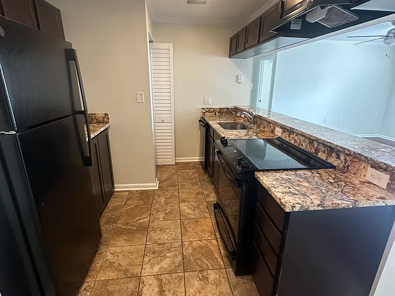 325 Danube Ave #7 — Photo 1