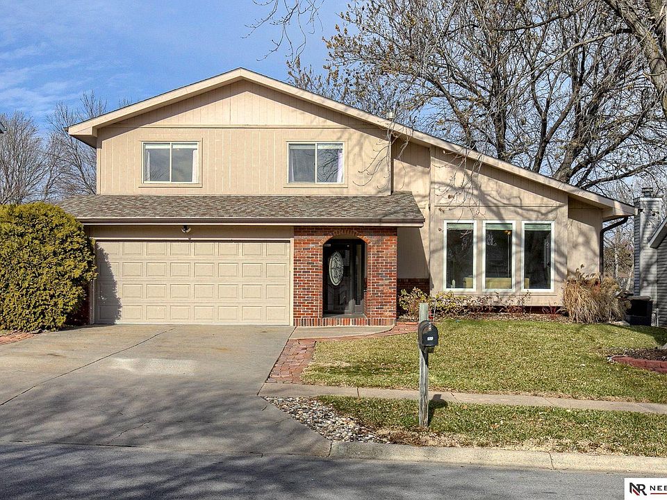 1st image of 900 W Burt Dr