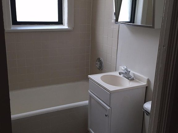 3rd image of 1625 W Sherwin Ave #503