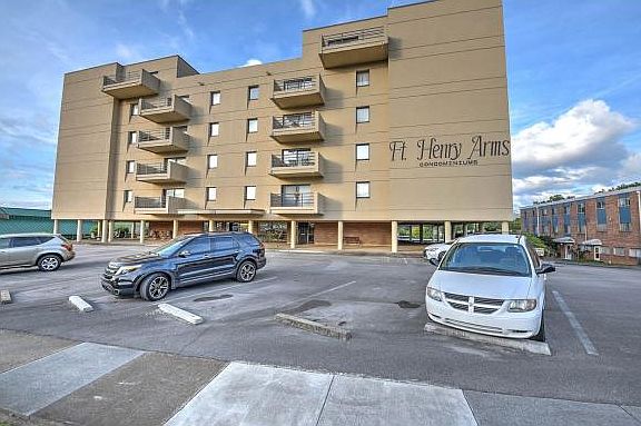 5th image of 1585 Fort Henry Dr