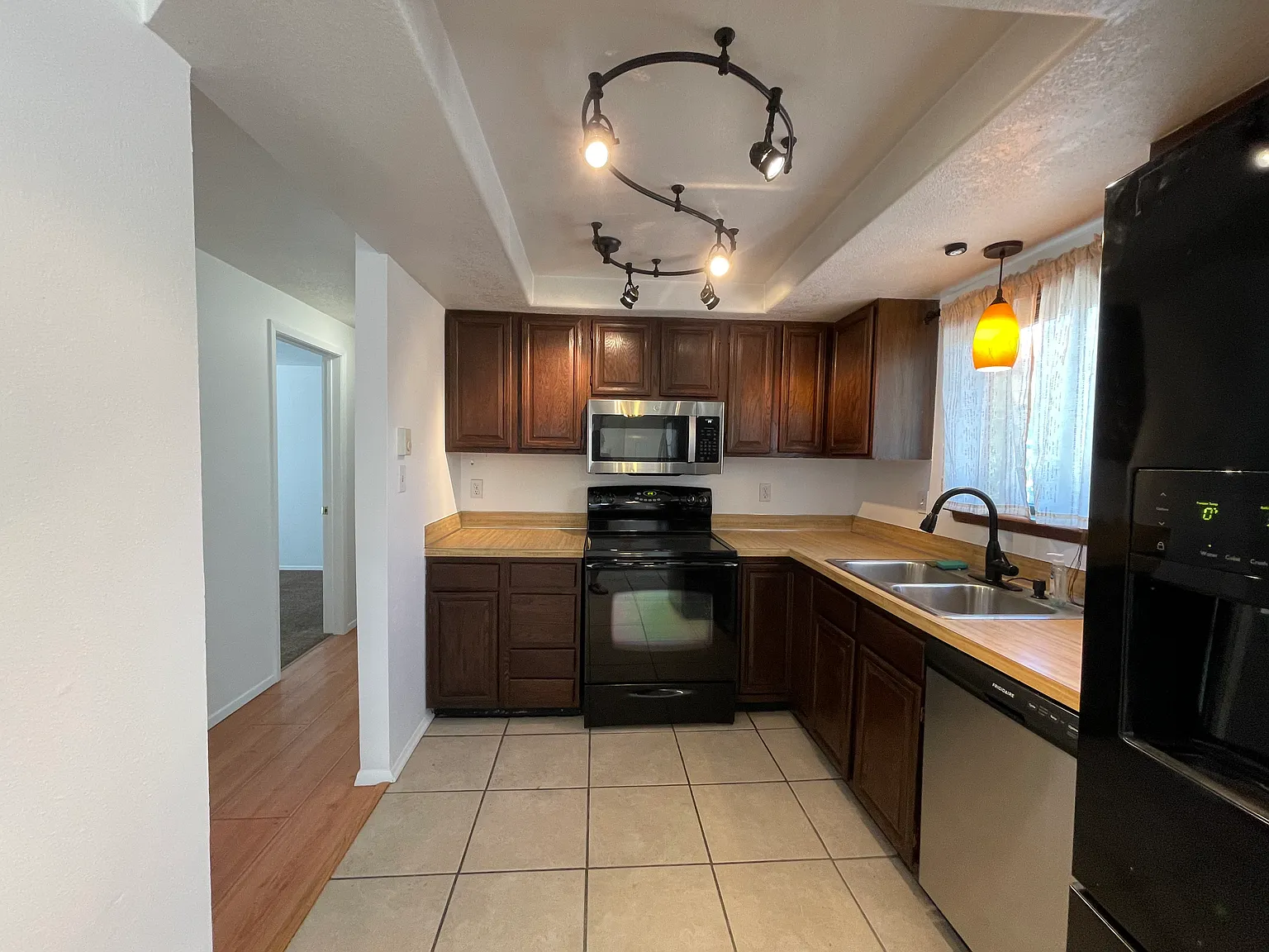 3 bed, 1.5 bath, 1008 sqft, $1,980 — Photo 3