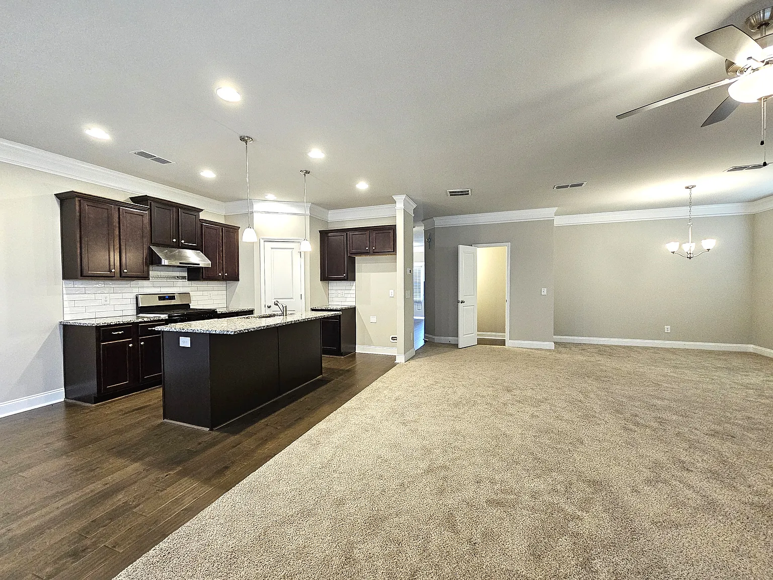 4 bed, 2.5 bath, 2404 sqft, $2,400 — Photo 4