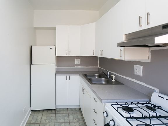 2nd image of 5516 N Kenmore Ave #405
