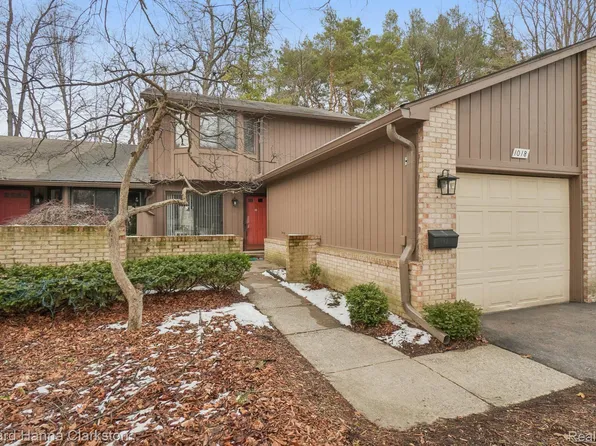 1018 Oak Pointe Dr #8, Waterford, MI 48327