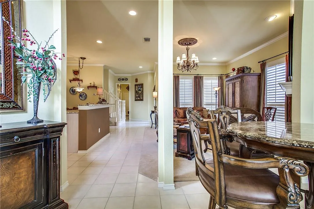 3 bed, 2.5 bath, 2122 sqft, $2,895 — Photo 2