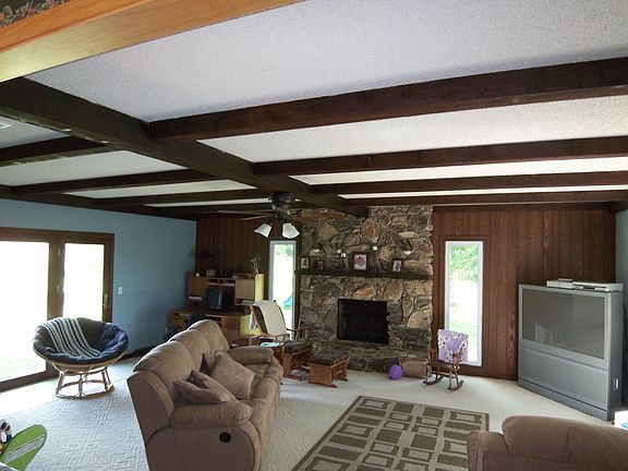 Family room w/fireplace