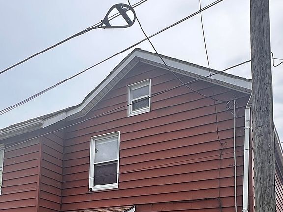 3rd image of 18 E Tamarack St