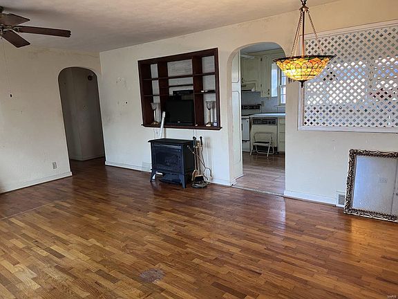 2nd image of 834 E Jackson Blvd