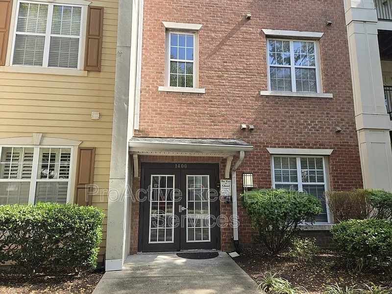 2 bed, 2.0 bath, 1100 sqft, $2,100 — Photo 2