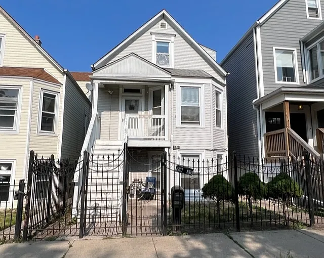 2 bed, 700 sqft, $1,750 — Photo 1
