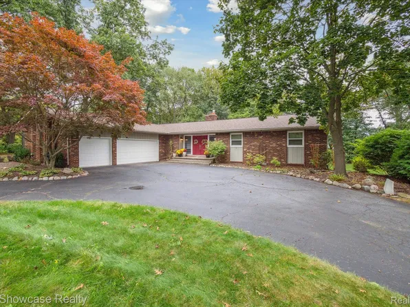 4900 Juniper Dr, Commerce Township, MI 48382