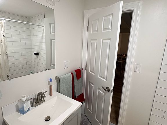 3rd image of 110 Brainerd Rd APT B