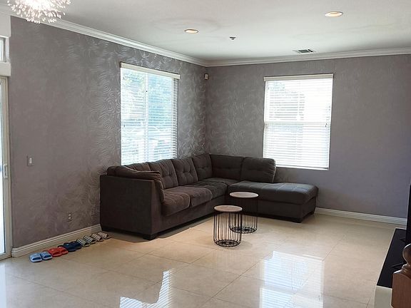 5th image of 523 Florence Ave