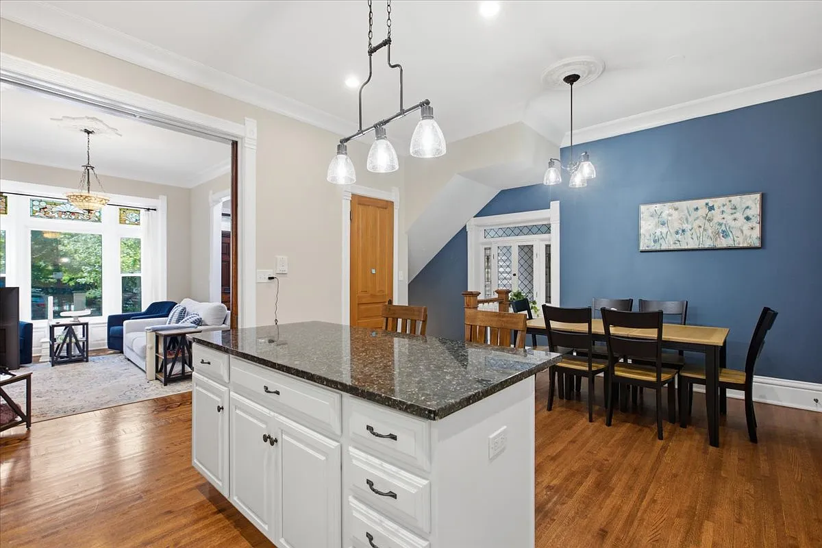 3 bed, 2.5 bath, 1800 sqft, $5,750 — Photo 3