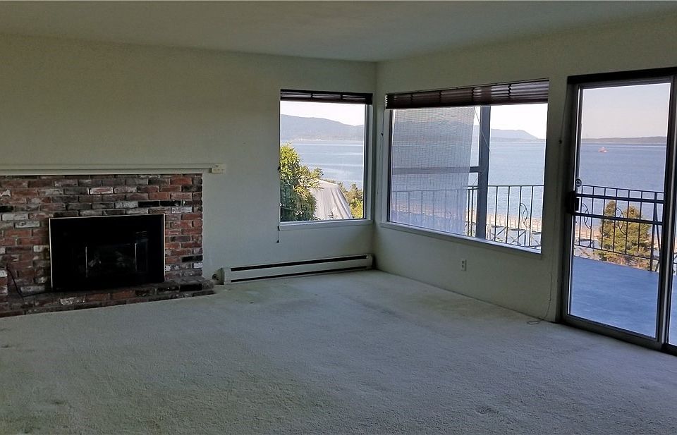 Living room with Southern and Westerly window exposure