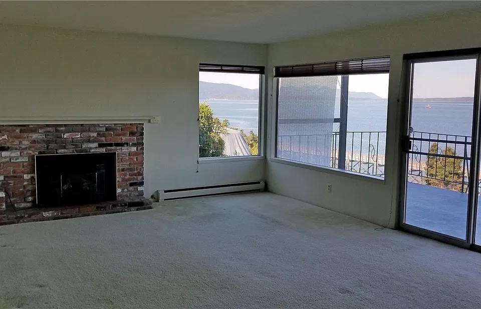 Living room with Southern and Westerly window exposure