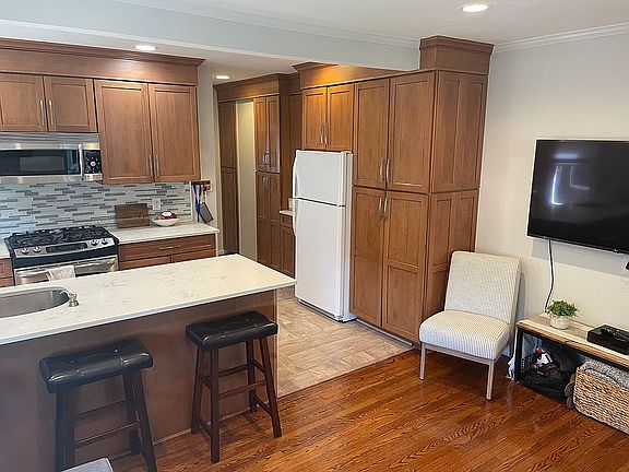 4th image of 36 The Cres APT 8