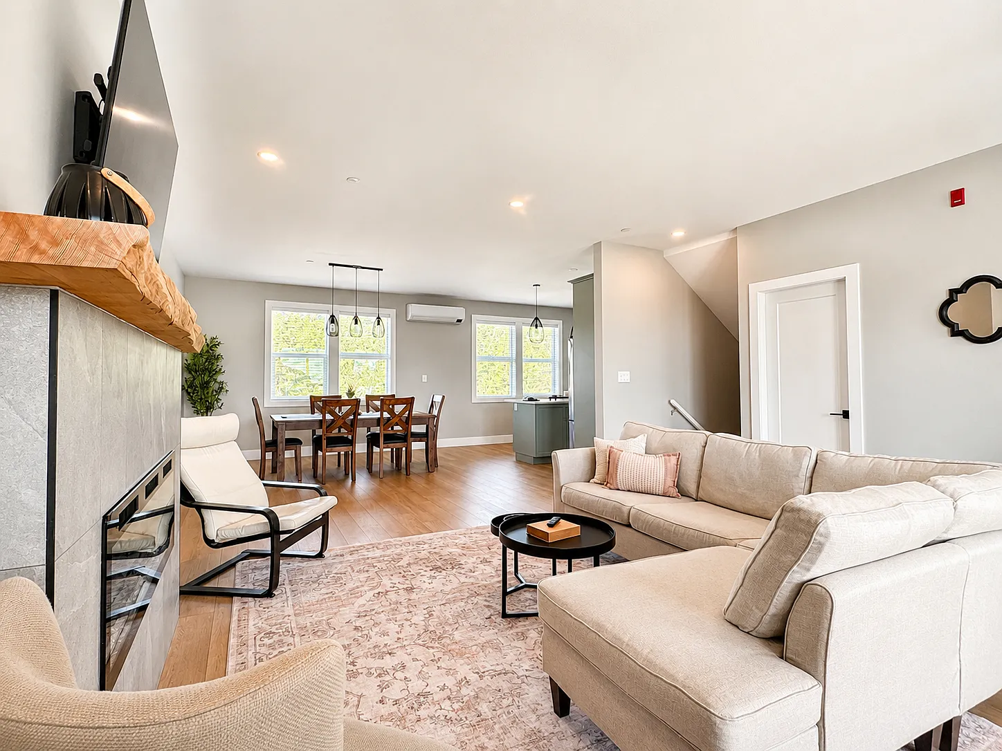 3 bed, 2.5 bath, 2400 sqft, $4,750 — Photo 1
