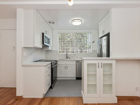 3rd image of 1411 N Harper Ave APT 6