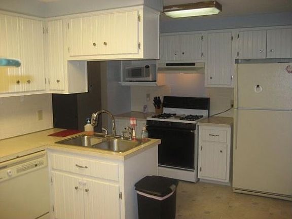 3rd image of 142 Minden Dr